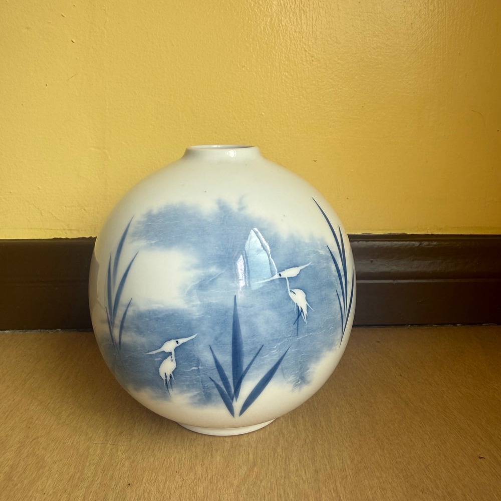 Japanese Studio Vase Porcelain 5.5in Blue White Crane Excellent Globe Zen